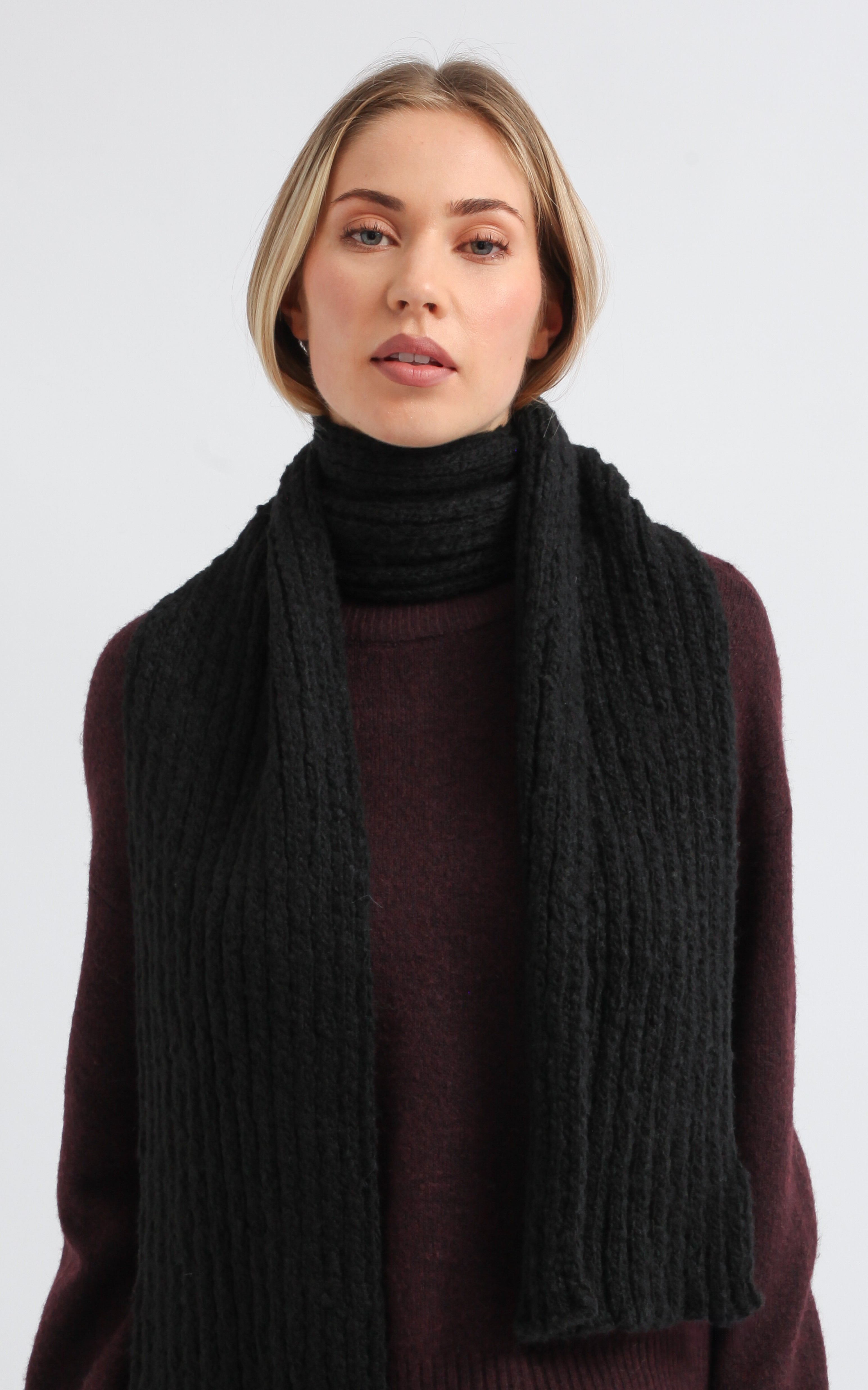 Shop our Chunky Knit Scarf in Black | Pagani